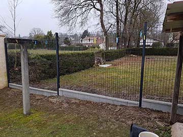 Soubassement clôture aménagements extérieurs pierre naturelle abri de jardin enrobé